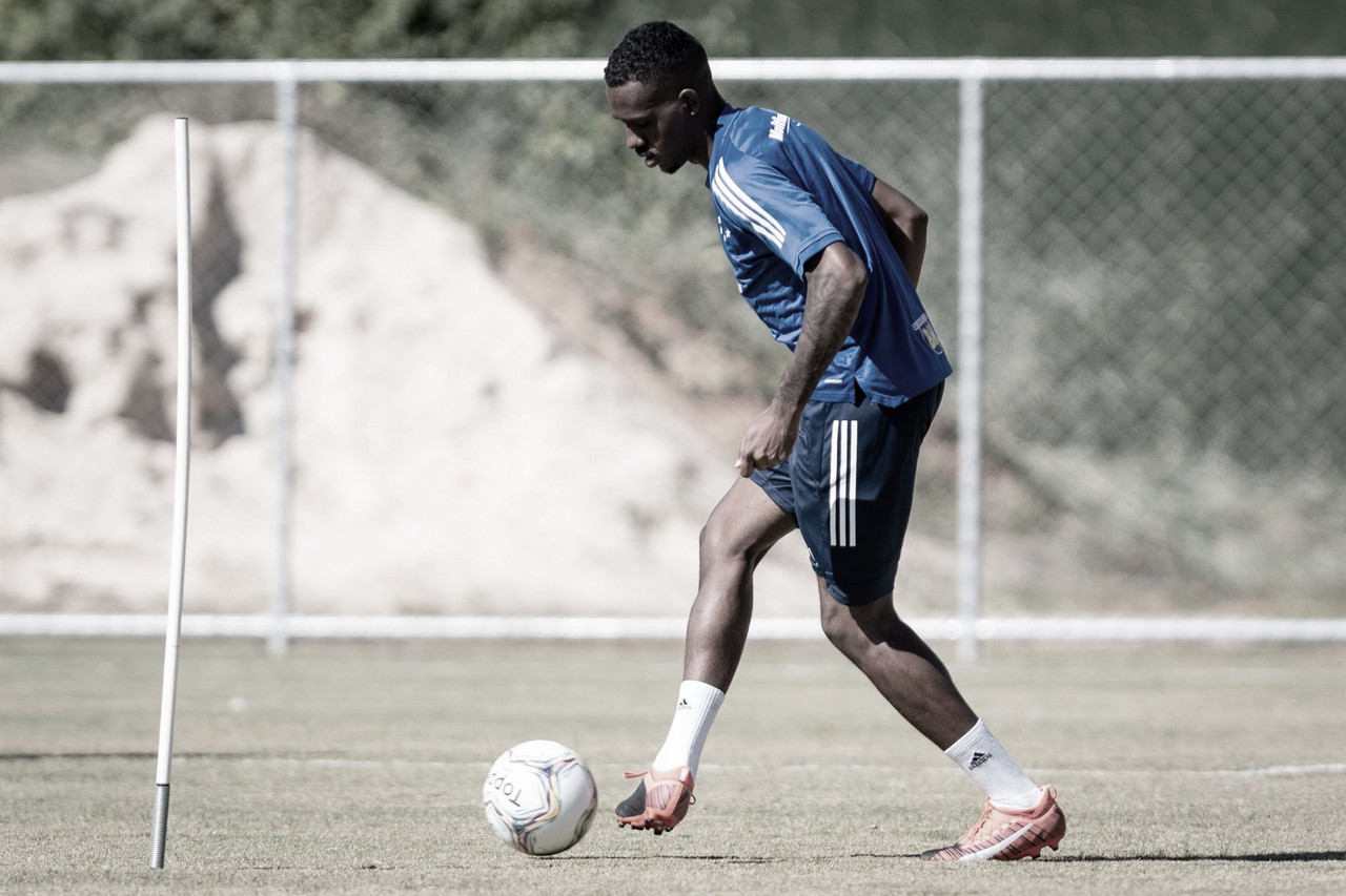 Em horários distintos, atletas do Cruzeiro realizam treinos com bola Em horários distintos, atletas do Cruzeiro realizam treinos com bola