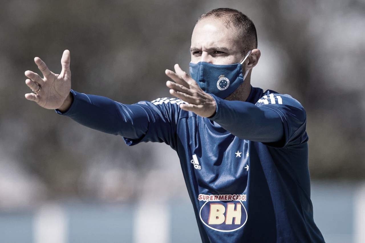 Régis adianta possível postura do
Cruzeiro: “Procurar o gol a todo momento” Régis adianta possível postura do
Cruzeiro: “Procurar o gol a todo momento”