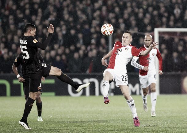 Roma elimina Feyenoord em partida com atos de racismo