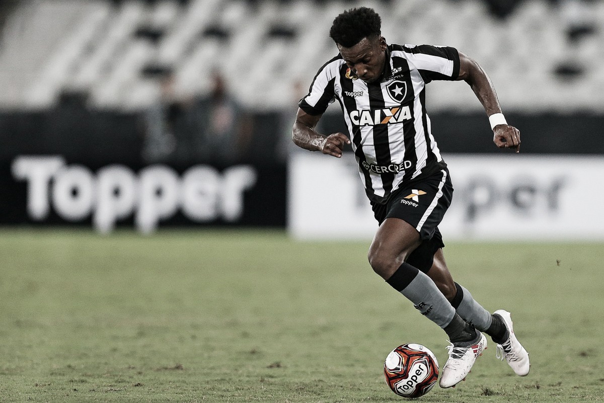 Após boa atuação, Moisés visa evolução no Botafogo: "Tendência é sempre melhorar" Após boa atuação, Moisés visa evolução no Botafogo: "Tendência é sempre melhorar"