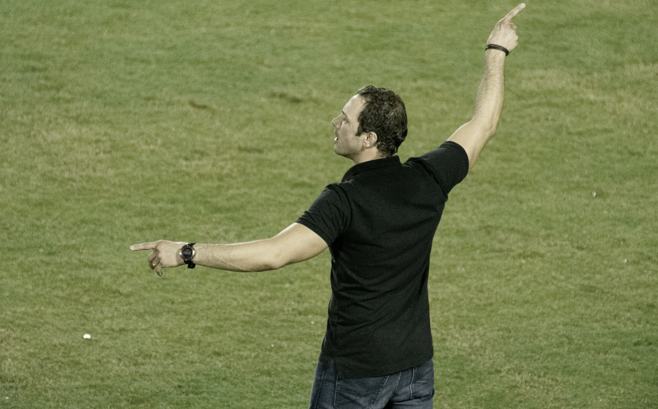 Apesar do desgaste, Bruno Pivetti exalta resultado positivo do Vitória sobre Paraná Apesar do desgaste, Bruno Pivetti exalta resultado positivo do Vitória sobre Paraná