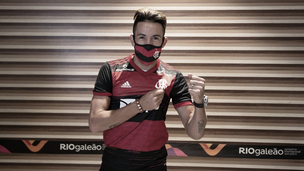 VÍDEO: Mauricio Isla desembarca no Rio já com a camisa do Flamengo VÍDEO: Mauricio Isla desembarca no Rio já com a camisa do Flamengo