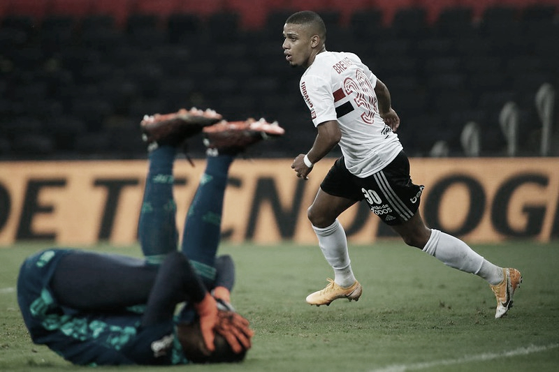 Com falha bizarra de Hugo Souza, São Paulo bate Flamengo no Maracanã pela Copa do Brasil