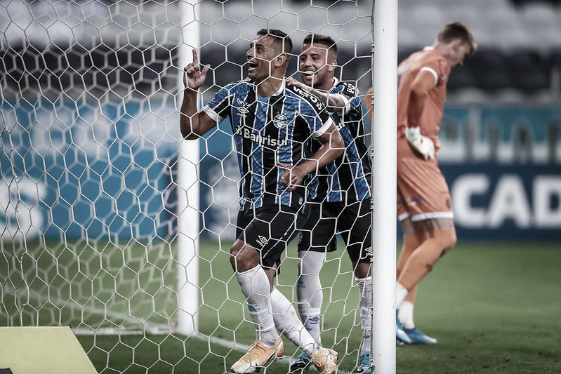 Com Diego Souza decisivo, Grêmio triunfa sobre o Bahia
