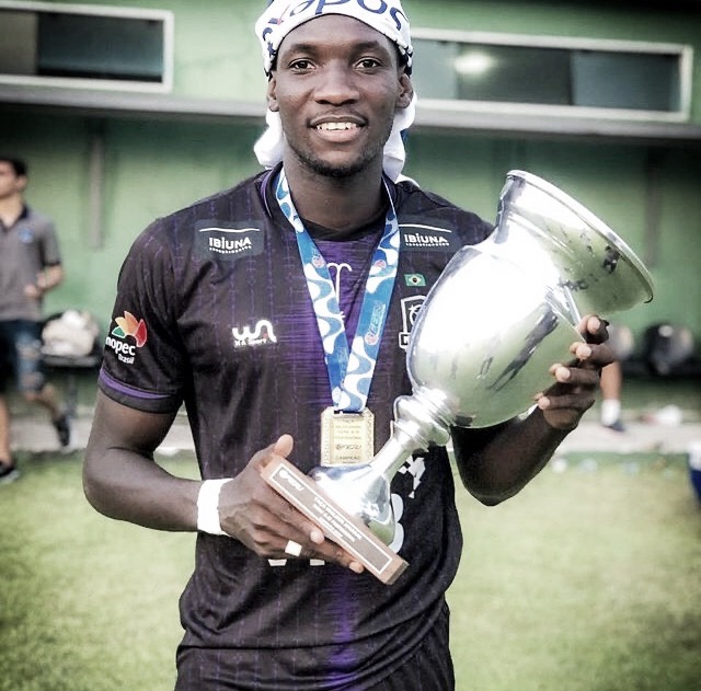 B2 Carioca: “É o troféu mais importante da minha vida”, celebra o defensor haitiano Badio, do Pérolas Negras B2 Carioca: “É o troféu mais importante da minha vida”, celebra o defensor haitiano Badio, do Pérolas Negras