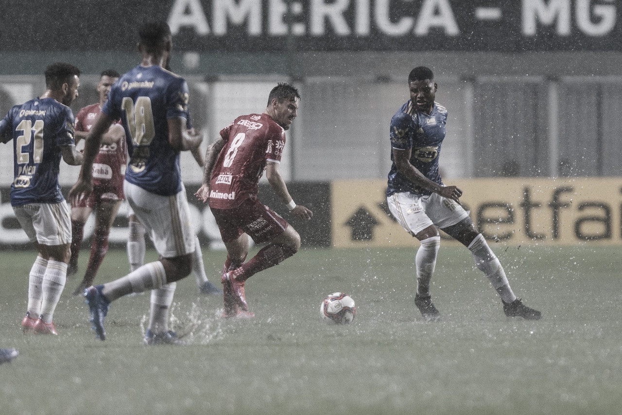 Cruzeiro empata com Vila Nova em jogo marcado por pênaltis e chuva forte