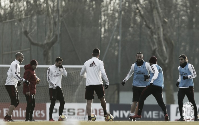 Em crise, Milan recebe perigosa Atalanta em confronto direto por vaga na Europa League