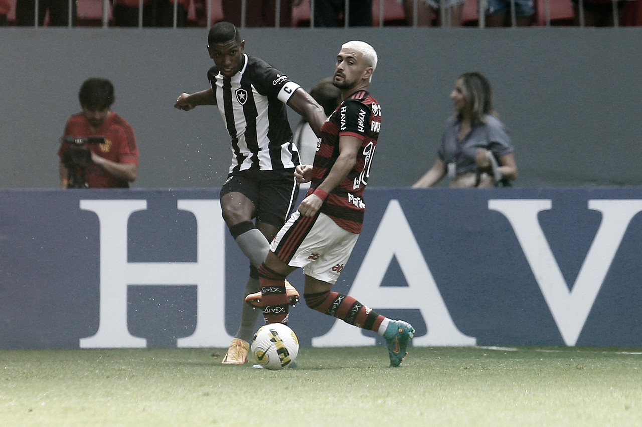 Clássico dos opostos: Botafogo e Flamengo se enfrentam no
Nilton Santos