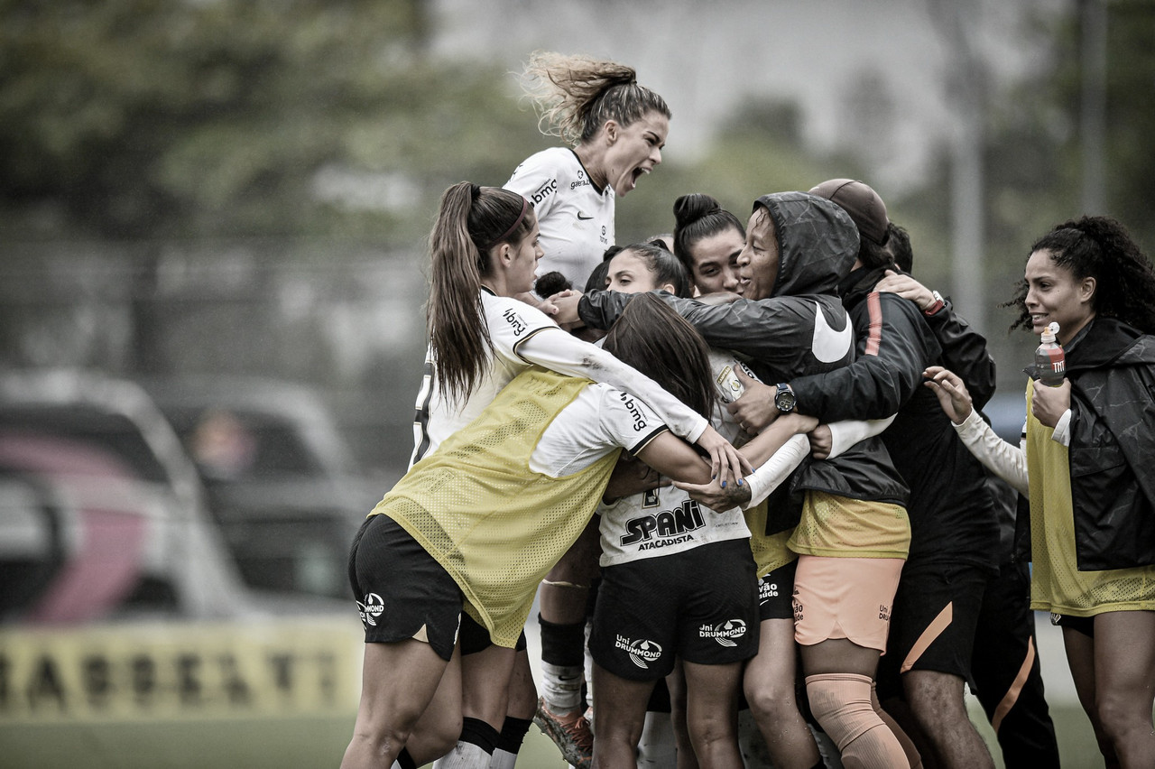 Corinthians marca no fim e derrota Flamengo pelo Brasileiro Feminino