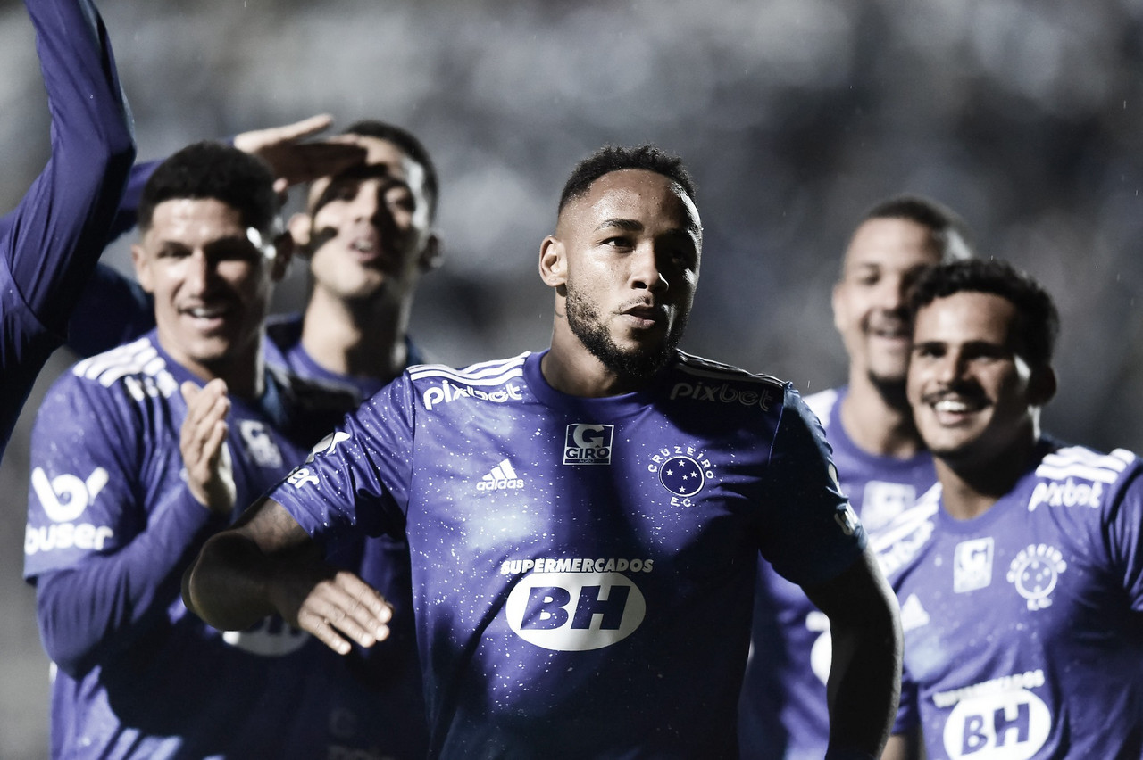 Cruzeiro reage após sair atrás, goleia Ponte Preta e coloca uma mão na taça da Série B