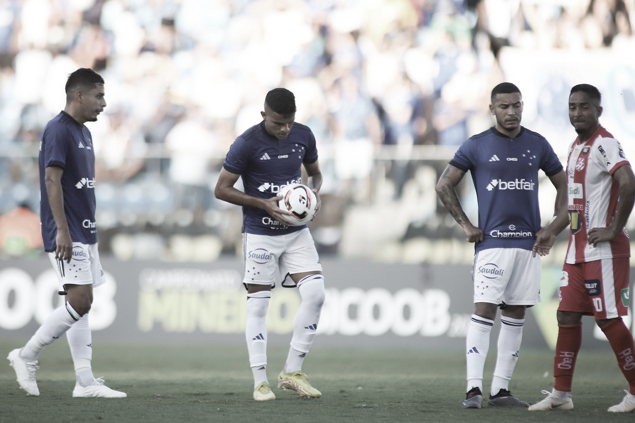 Cruzeiro cede empate ao Democrata SL e garante vaga na semifinal do Mineiro