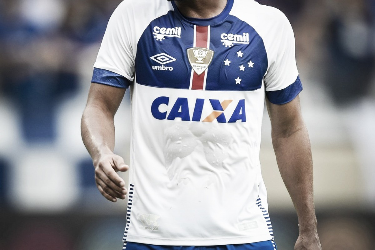 Em derrota para Grêmio, Cruzeiro estreia nova camisa que dividiu torcedores nas redes sociais