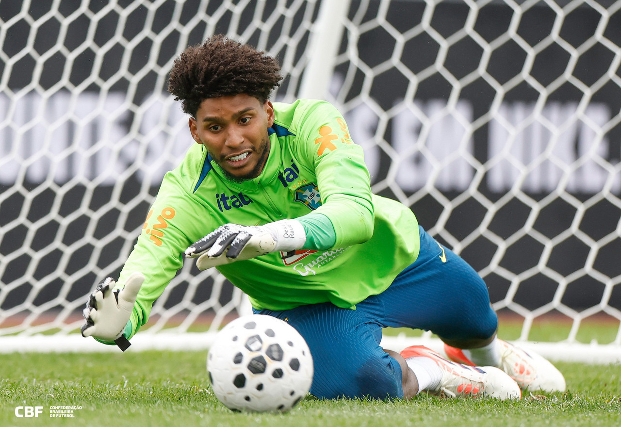 Hugo Souza comenta ansiedade pela estreia como titular na Seleção: "Realização de um sonho"