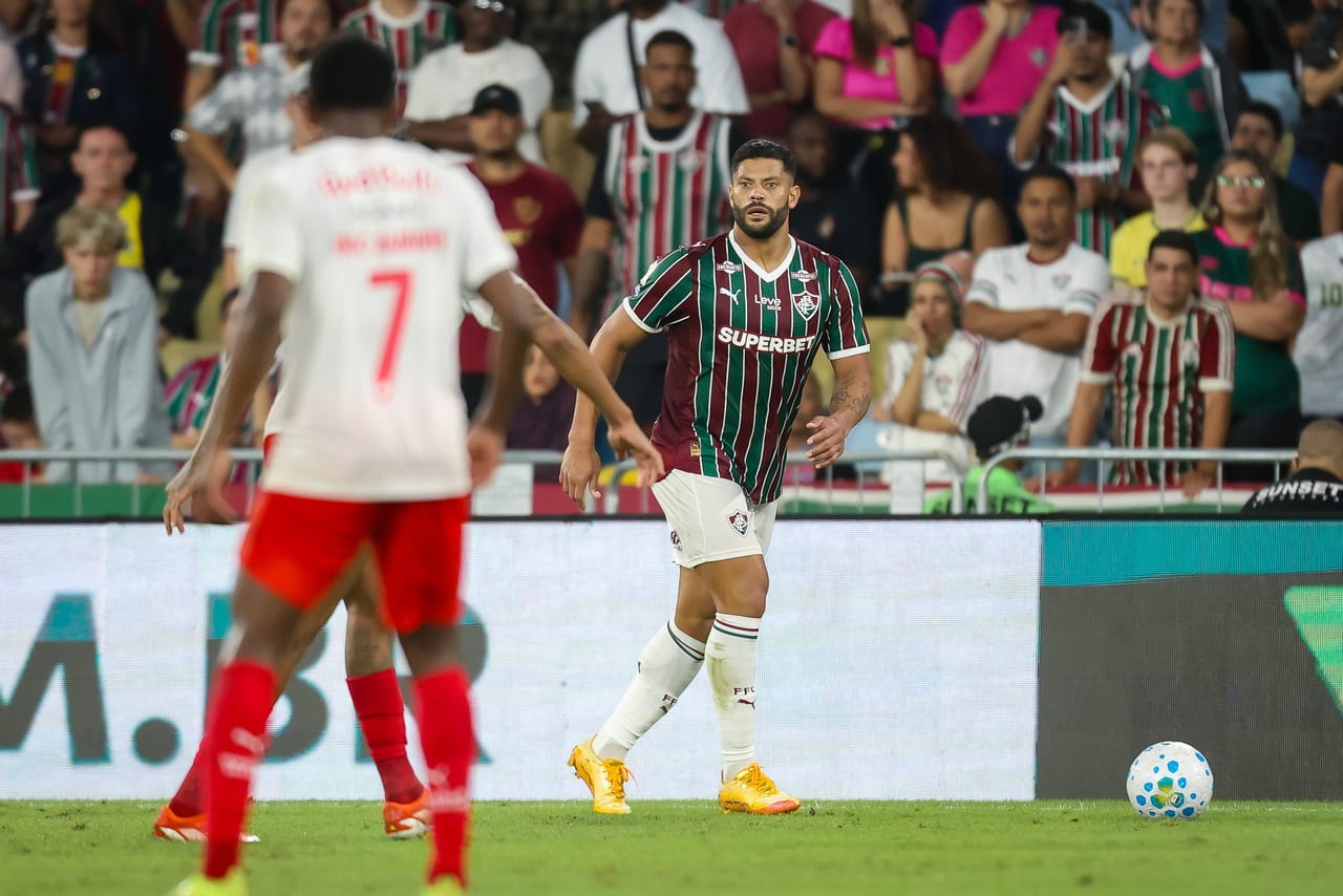 Fluminense busca empate no fim contra o Bragantino em jogo com expulsões e estreia de Hulk