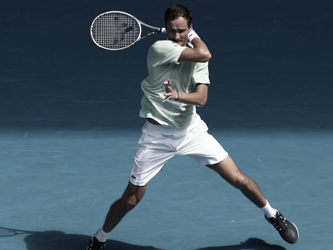 Medvedev avança sem sustos no Australian Open; Aliassime sofre, mas vira sobre Ruusuvuori