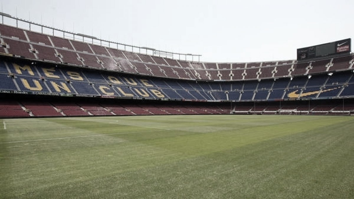 El Barça renueva el césped del Spotify Camp Nou
