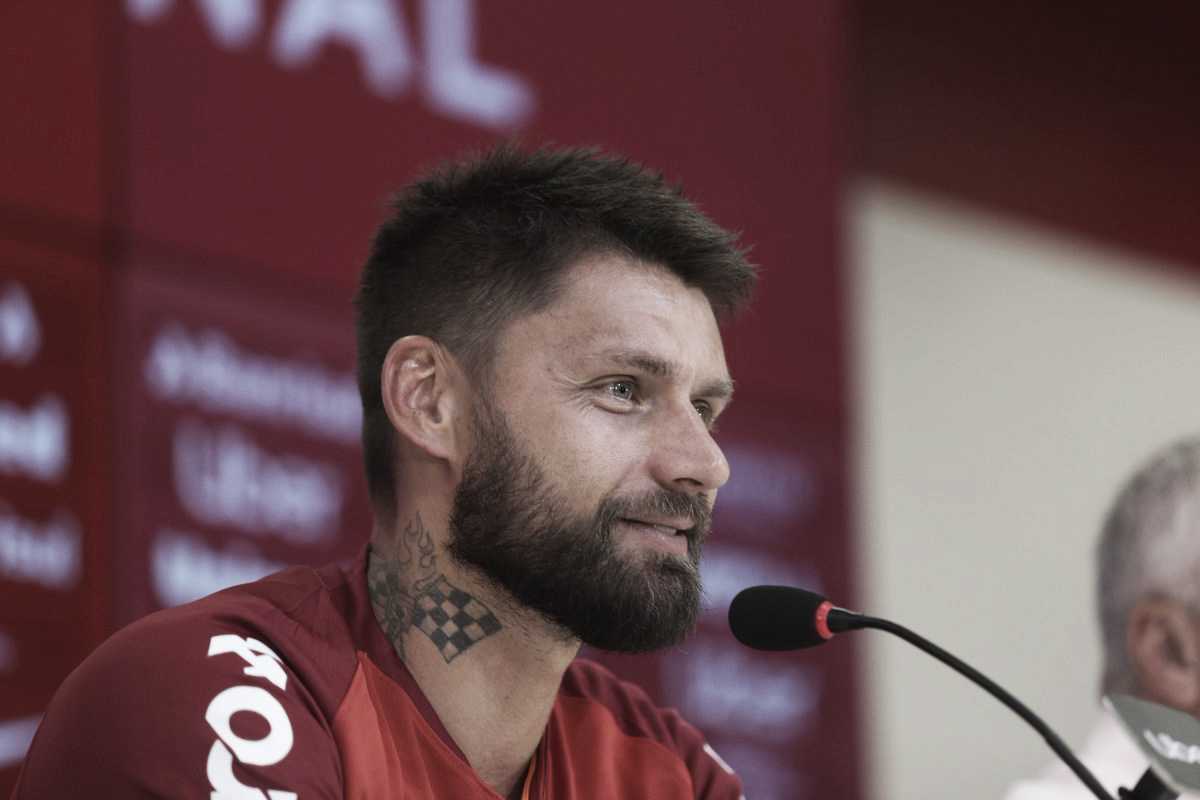 Em apresentação no Internacional, Sóbis cita gratidão a Fernandão: "Devo tudo a ele" Em apresentação no Internacional, Sóbis cita gratidão a Fernandão: "Devo tudo a ele"
