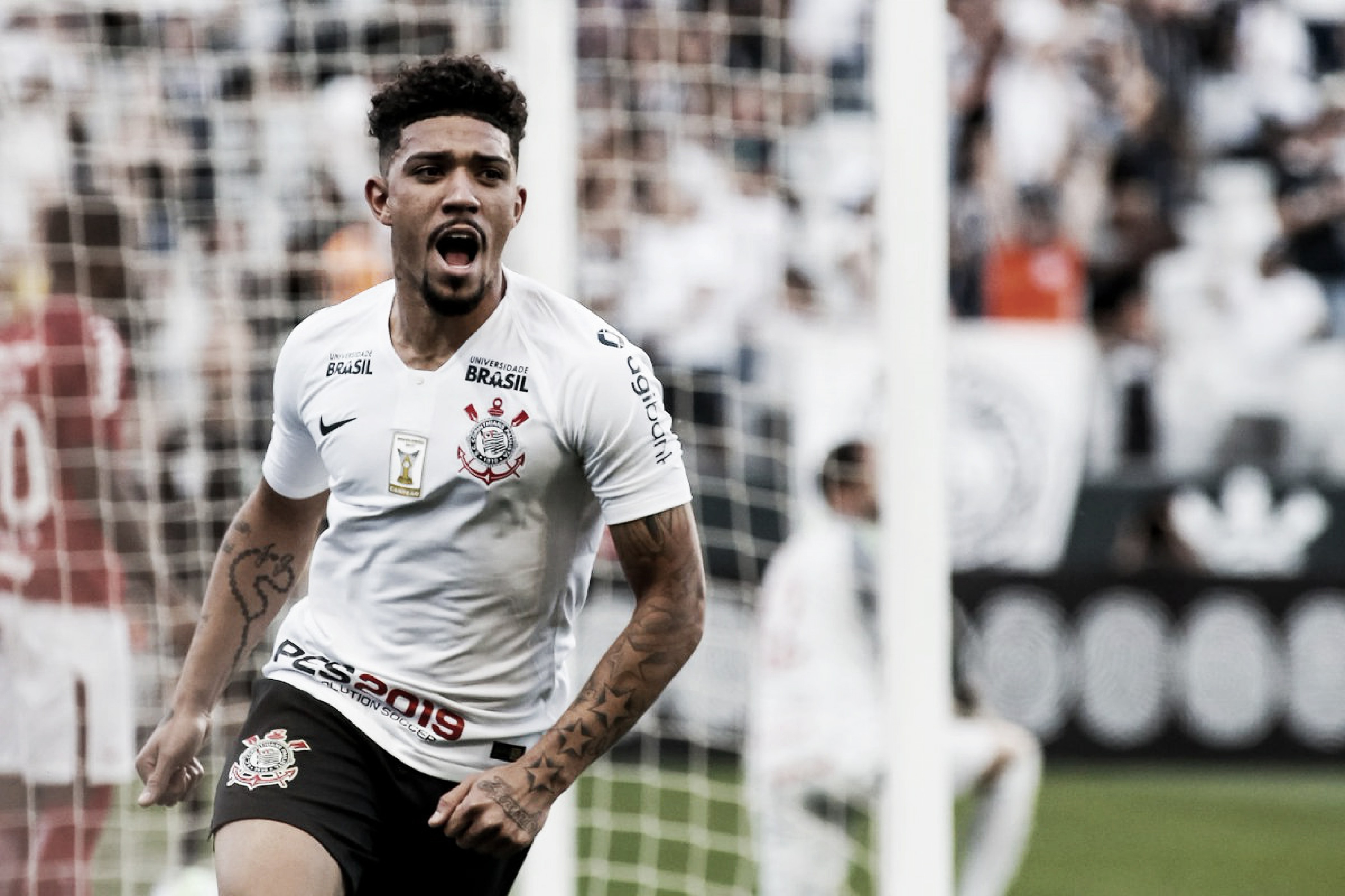 Douglas revela alívio após primeiro gol pelo Corinthians: "Estava agoniado"
