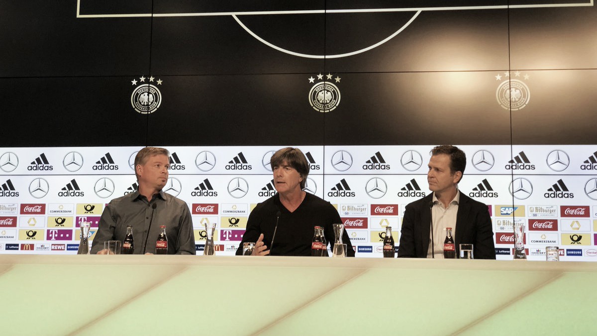 Joachim Löw defende Federação Alemã após alegações de Özil: "Nunca houve racismo" Joachim Löw defende Federação Alemã após alegações de Özil: "Nunca houve racismo"