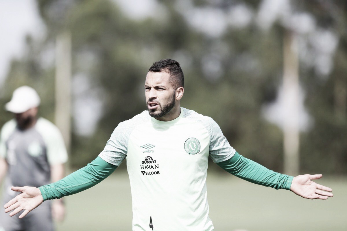 Sem muitas pistas, Canteros fala sobre uma possível permanência na Chape: "Estamos acertando" Sem muitas pistas, Canteros fala sobre uma possível permanência na Chape: "Estamos acertando"