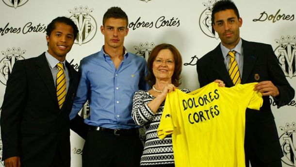 El Villarreal CF presenta la indumentaria formal de esta temporada