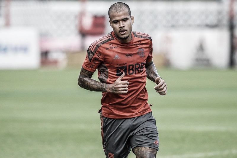 Jornalista critica forma física de Kenedy, do Flamengo: "Parecia jogador veterano"
