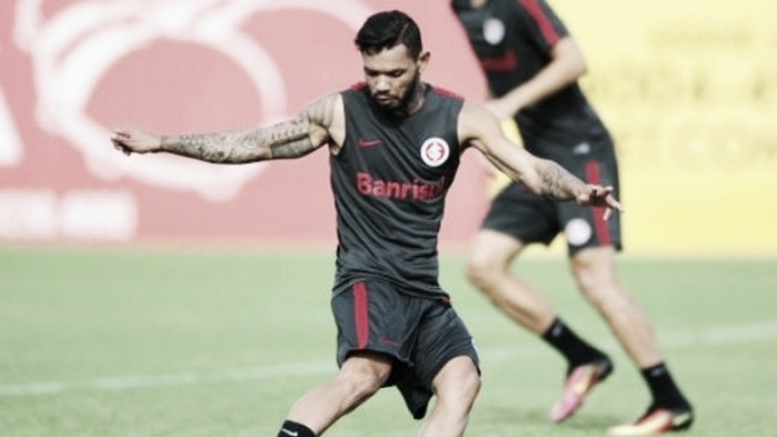 Atacante Carlos volta aos treinos no Inter após se recuperar de cirurgia na mão
