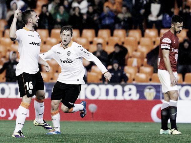 Un solitario gol de Alcácer le da la clasificación al Valencia