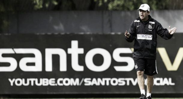 No Pacaembu e de técnico novo, Santos busca recuperação contra o lanterna Vitória