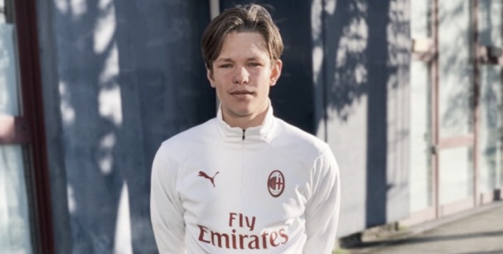 Milan confirma a contratação de sueco prodígio de apenas 16 anos