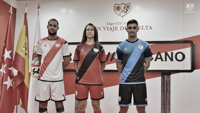 En la
tienda oficial del Rayo Vallecano aún no hay las nuevas camisetas En la
tienda oficial del Rayo Vallecano aún no hay las nuevas camisetas