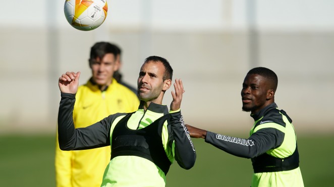 Víctor Díaz, Azeez y Kenedy se unen a los entrenamientos del Granada CF Víctor Díaz, Azeez y Kenedy se unen a los entrenamientos del Granada CF