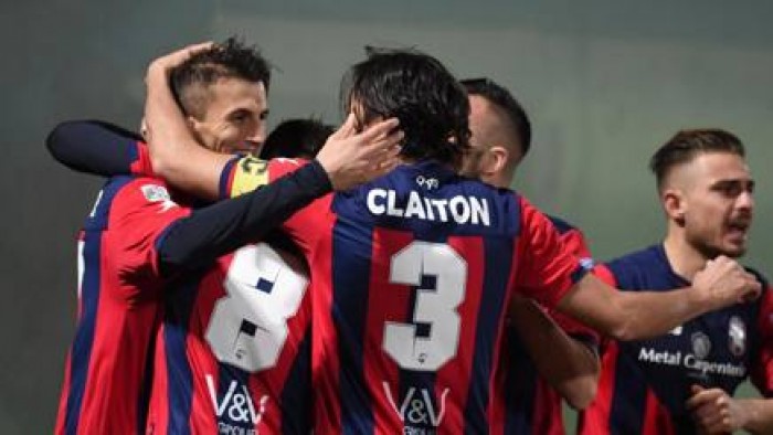 Serie B - Il Crotone sorpassa mettendo la freccia