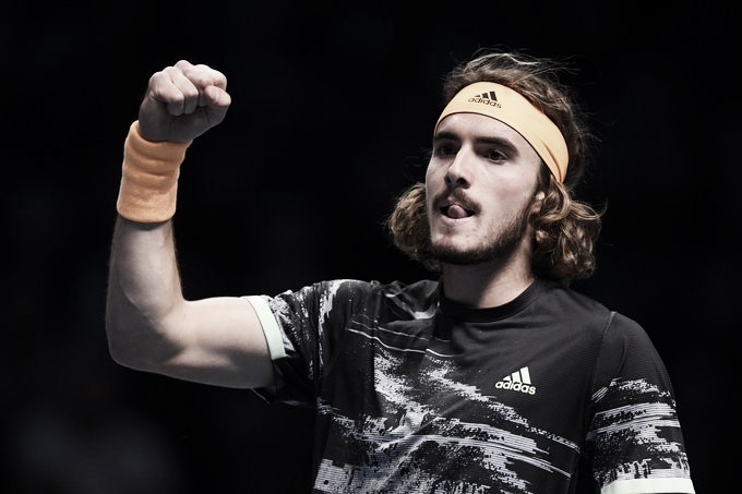 Tsitsipas joga muito, vence 'duelo de gerações' contra Federer e avança à decisão do ATP Finals Tsitsipas joga muito, vence 'duelo de gerações' contra Federer e avança à decisão do ATP Finals