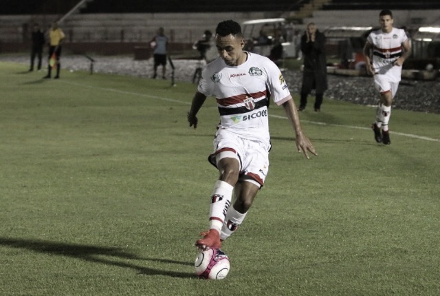 Botafogo-SP e Vitória estreiam na
Série B visando recomeço na temporada Botafogo-SP e Vitória estreiam na
Série B visando recomeço na temporada