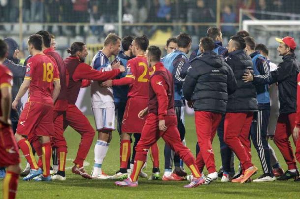 Qualificazioni Euro 2016, Montenegro - Russia: fumogeni e risse, sospensione obbligata