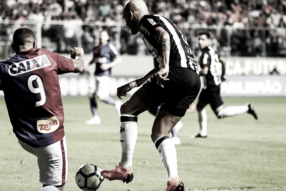 Desfalque no Atlético-MG: entorse no tornozelo afasta Fábio Santos de jogo contra Bahia Desfalque no Atlético-MG: entorse no tornozelo afasta Fábio Santos de jogo contra Bahia