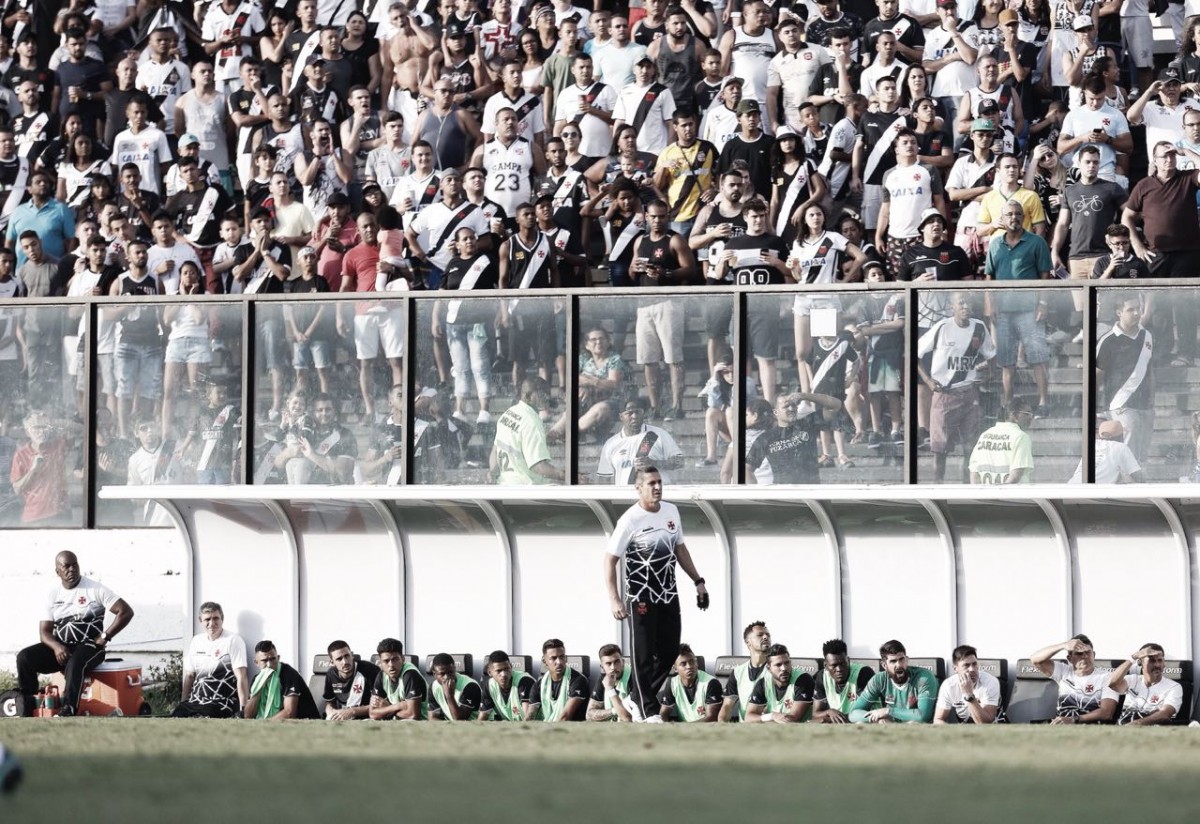 Jorginho vibra com aprovação da torcida do Vasco: “Feliz de não ter ouvido burro” Jorginho vibra com aprovação da torcida do Vasco: “Feliz de não ter ouvido burro”