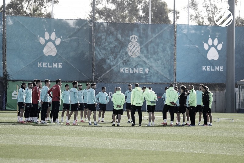 Abelardo va a Sevilla con cuatro bajas Abelardo va a Sevilla con cuatro bajas