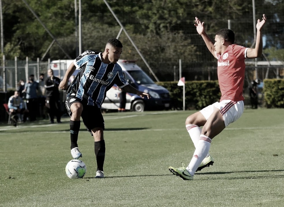 Cria da base do Grêmio, Yago Taborda luta pelo acesso na Espanha na primeira temporada como profissional