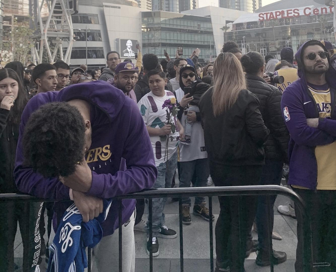 Quinn Cook mourns Kobe Bryant at the Staples Center