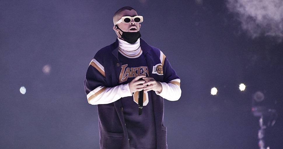 Bad Bunny con el outfit de Púrpura y Oro y la jersey de Kobe en el