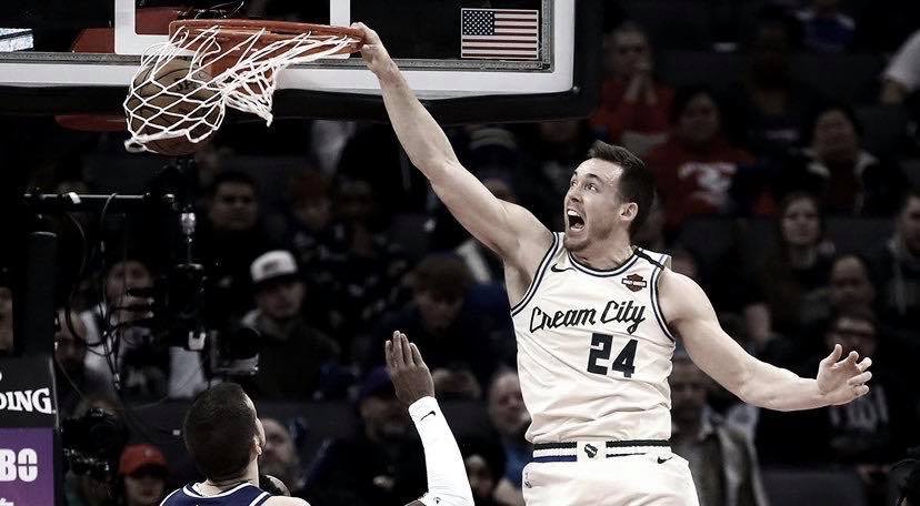 Connaughton joins the dunk contest