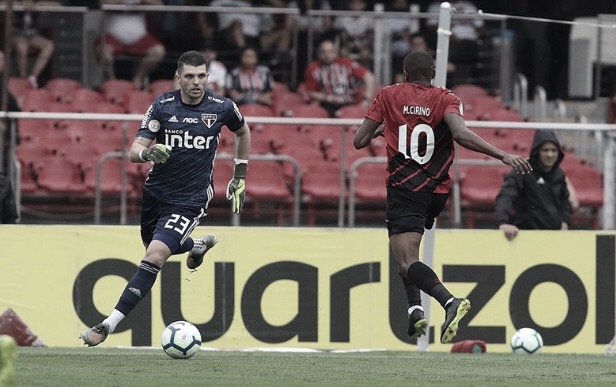 Com falha bizarra de Tiago Volpi, São Paulo é derrotado pelo Athletico no Morumbi 