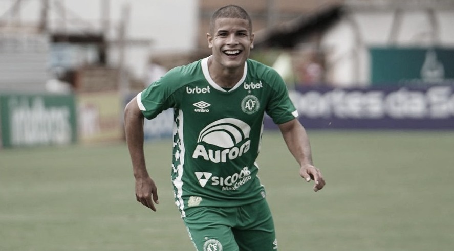 Felipe Albuquerque contribui com assistência e celebra permanência da Chapecoense na Série B