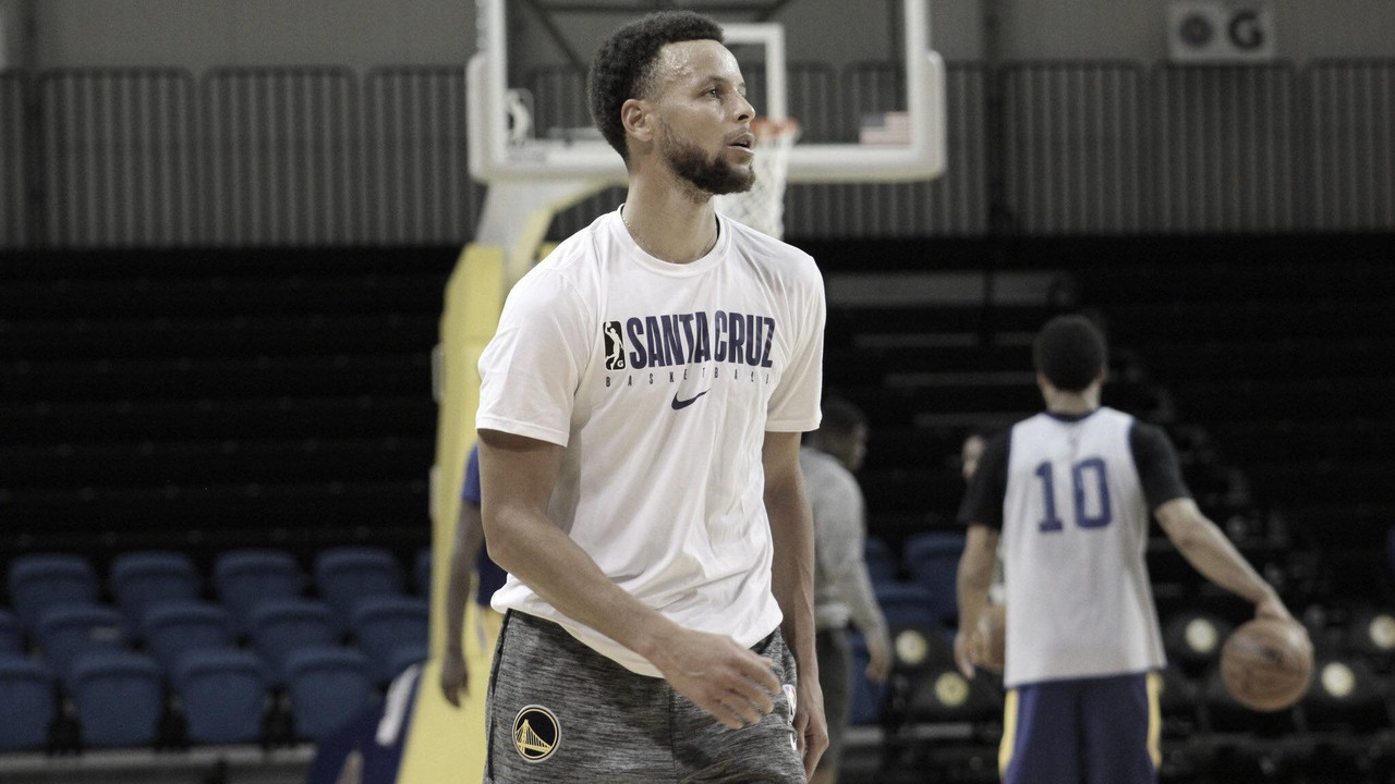 Stephen Curry practices with the Santa Cruz Warriors