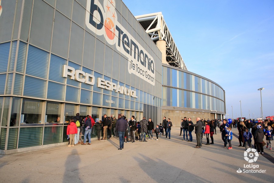 Una red impide la visión de los aficionados del Rayo Una red impide la visión de los aficionados del Rayo
