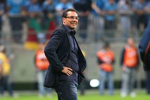 Mesmo contestado, Luxemburgo tem o apoio do grupo e do presidente Koff Mesmo contestado, Luxemburgo tem o apoio do grupo e do presidente Koff