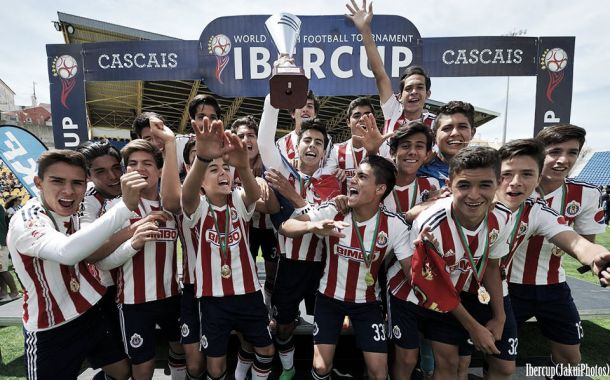 Chivas arrasa en Portugal y se corona en la Ibercup Sub-16