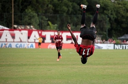 Douglas Coutinho marca, Atlético-PR vence e assume a liderança Douglas Coutinho marca, Atlético-PR vence e assume a liderança
